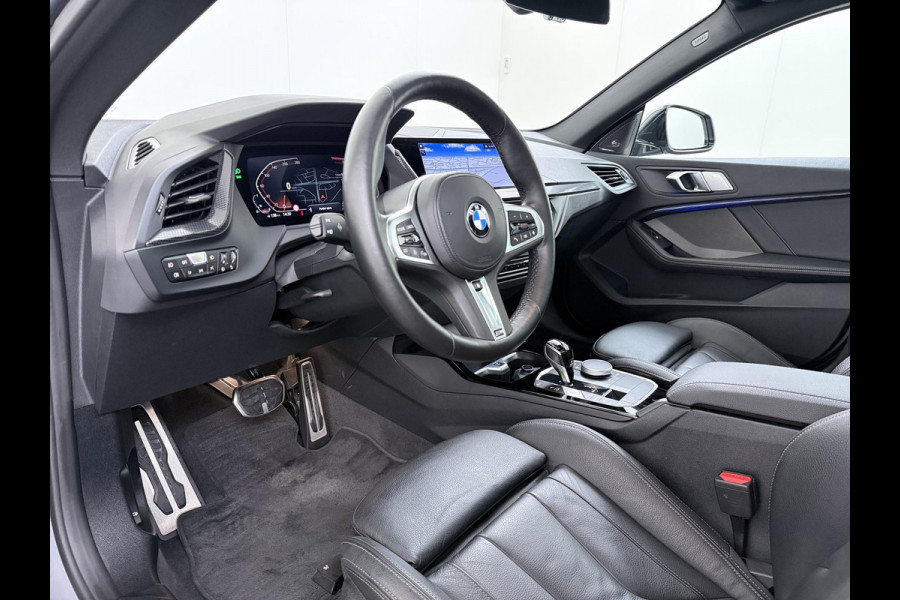 BMW 2 Serie Gran Coupé 220i VAN € 38.900,- VOOR € 35.877,- UW LENTEVOORDEEL € 3.023,-! | M-SPORT| BOMVOL! | HARMAN KARDON| PANO| FROZEN GREY| STOEL+ STUURVERWARMING| DEALER OH. | ORIGINEEL NEDERLANDS| KUIPSTOELEN| LEER | 19 INCH!