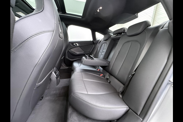 BMW 2 Serie Gran Coupé 220i VAN € 38.900,- VOOR € 35.877,- UW LENTEVOORDEEL € 3.023,-! | M-SPORT| BOMVOL! | HARMAN KARDON| PANO| FROZEN GREY| STOEL+ STUURVERWARMING| DEALER OH. | ORIGINEEL NEDERLANDS| KUIPSTOELEN| LEER | 19 INCH!