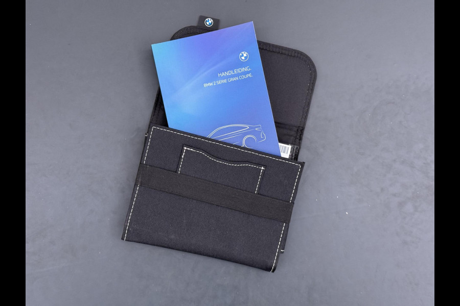 BMW 2 Serie Gran Coupé 220i VAN € 38.900,- VOOR € 35.877,- UW LENTEVOORDEEL € 3.023,-! | M-SPORT| BOMVOL! | HARMAN KARDON| PANO| FROZEN GREY| STOEL+ STUURVERWARMING| DEALER OH. | ORIGINEEL NEDERLANDS| KUIPSTOELEN| LEER | 19 INCH!