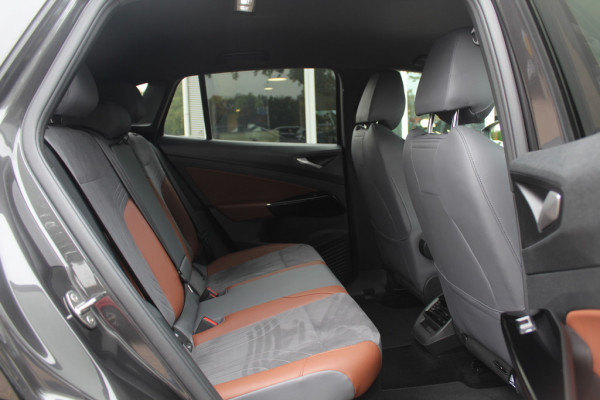 Volkswagen ID.4 First 77 kWh / Trekhaak / Camera / Apple CarPlay / DAB / 20'' / LED / Alcantara / Stoelverwarming / ACC