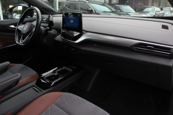 Volkswagen ID.4 First 77 kWh / Trekhaak / Camera / Apple CarPlay / DAB / 20'' / LED / Alcantara / Stoelverwarming / ACC