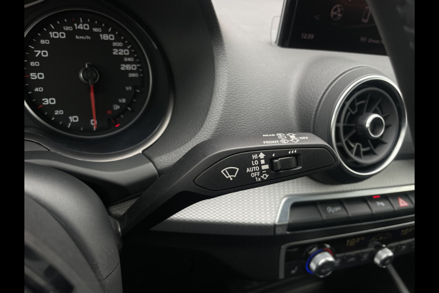 Audi Q2 30 TFSI S Edition | Camera | Stoelverwarming