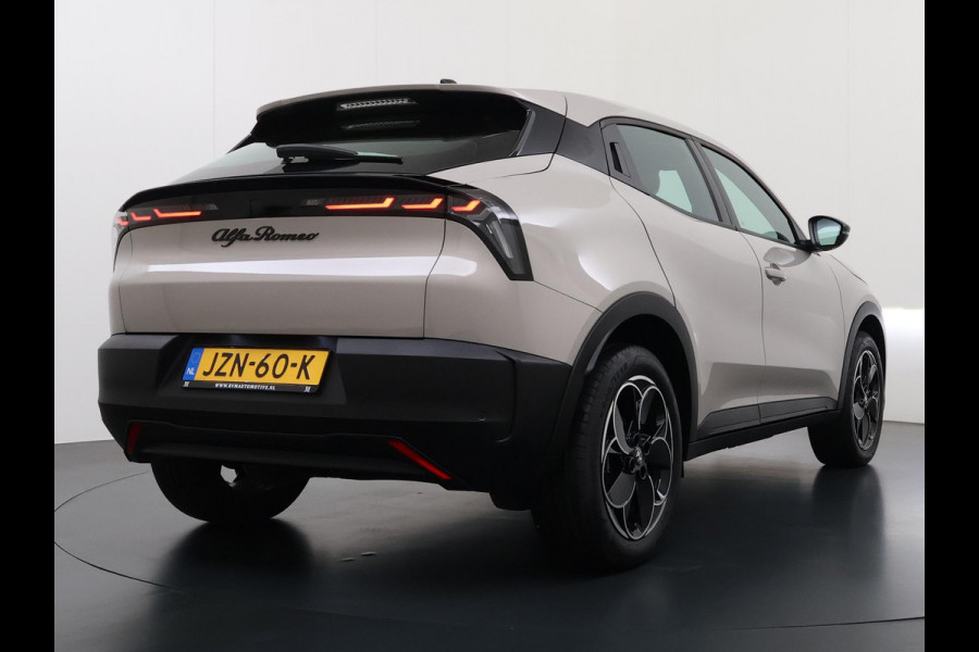 Alfa Romeo junior Elettrica 54 kWh VAN € 30.900,- VOOR € 26.877,- UW LENTEVOORDEEL € 4.023,-! | 15.000KM!! | FABRIEKSGARANTIE | APPLE CARPLAY| ANDROID AUTO| UNIEKE KLEUR! | ADAPTIVE CRUISE CONTROL|
