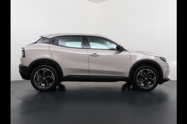 Alfa Romeo junior Elettrica 54 kWh VAN € 30.900,- VOOR € 26.877,- UW LENTEVOORDEEL € 4.023,-! | 15.000KM!! | FABRIEKSGARANTIE | APPLE CARPLAY| ANDROID AUTO| UNIEKE KLEUR! | ADAPTIVE CRUISE CONTROL|