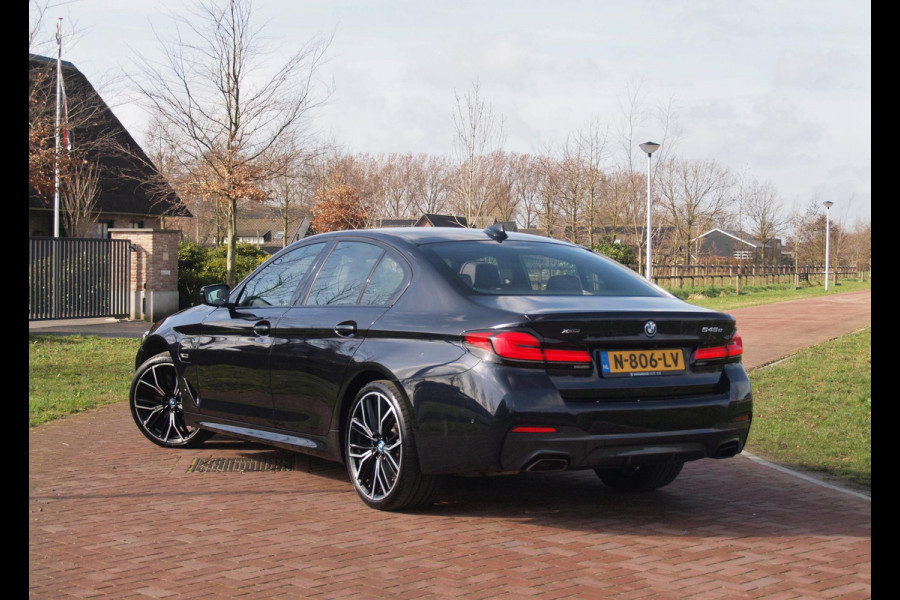 BMW 5 Serie 545e xDrive Business Edition Plus | M-Pakket | Schuifdak | Massage stoelen | Head-Up Display | Camera | NL-Auto |