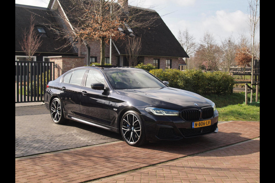 BMW 5 Serie 545e xDrive Business Edition Plus | M-Pakket | Schuifdak | Massage stoelen | Head-Up Display | Camera | NL-Auto |