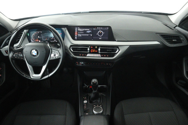 BMW 1-serie 118i Business Edition (NAVIGATIE, PARKEERSENSOREN, CRUISE CONTROL)