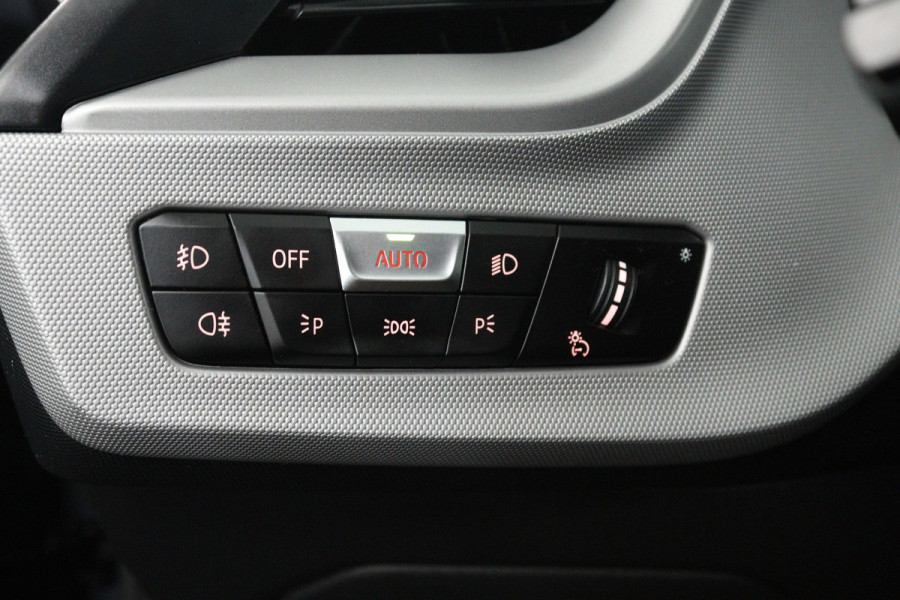 BMW 1-serie 118i Business Edition (NAVIGATIE, PARKEERSENSOREN, CRUISE CONTROL)