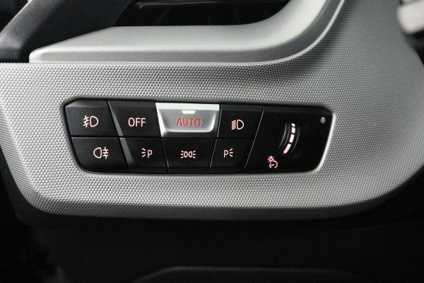 BMW 1-serie 118i Business Edition (NAVIGATIE, PARKEERSENSOREN, CRUISE CONTROL)