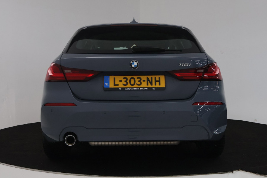 BMW 1-serie 118i Business Edition (NAVIGATIE, PARKEERSENSOREN, CRUISE CONTROL)