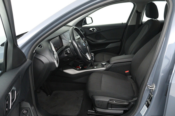 BMW 1-serie 118i Business Edition (NAVIGATIE, PARKEERSENSOREN, CRUISE CONTROL)