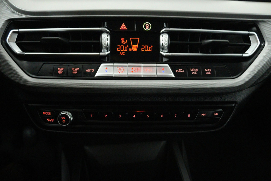 BMW 1-serie 118i Business Edition (NAVIGATIE, PARKEERSENSOREN, CRUISE CONTROL)