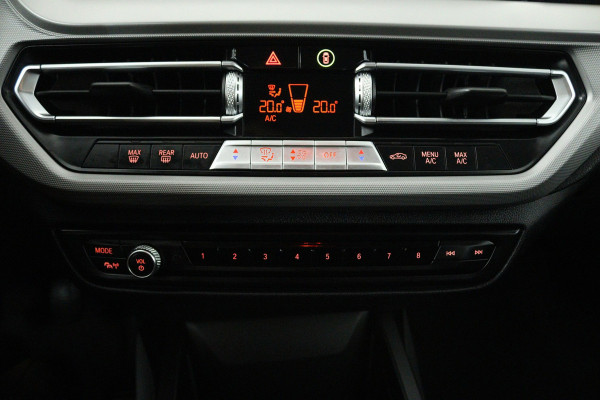 BMW 1-serie 118i Business Edition (NAVIGATIE, PARKEERSENSOREN, CRUISE CONTROL)