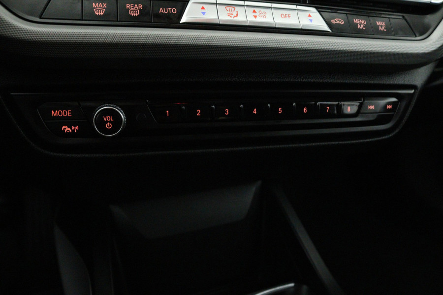 BMW 1-serie 118i Business Edition (NAVIGATIE, PARKEERSENSOREN, CRUISE CONTROL)