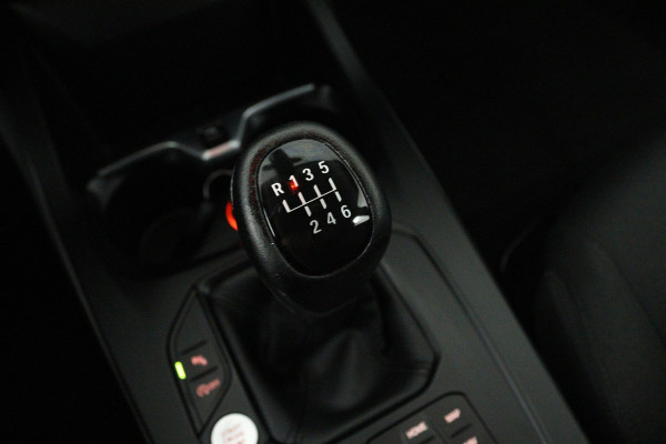 BMW 1-serie 118i Business Edition (NAVIGATIE, PARKEERSENSOREN, CRUISE CONTROL)