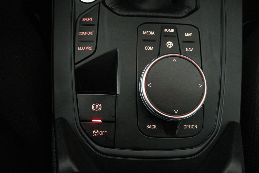 BMW 1-serie 118i Business Edition (NAVIGATIE, PARKEERSENSOREN, CRUISE CONTROL)