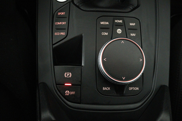 BMW 1-serie 118i Business Edition (NAVIGATIE, PARKEERSENSOREN, CRUISE CONTROL)