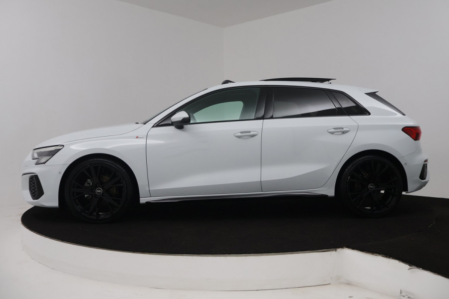 Audi A3 Sportback 30 TFSI S edition (PANORAMADAK, STOELVERWARMING, DIGITALE COCKPIT, NAVIGATIE, LANE-ASSIST, PARKEERSENSOREN)