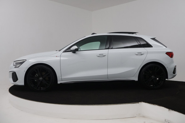 Audi A3 Sportback 30 TFSI S edition (PANORAMADAK, STOELVERWARMING, DIGITALE COCKPIT, NAVIGATIE, LANE-ASSIST, PARKEERSENSOREN)