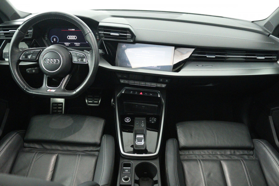 Audi A3 Sportback 30 TFSI S edition (PANORAMADAK, STOELVERWARMING, DIGITALE COCKPIT, NAVIGATIE, LANE-ASSIST, PARKEERSENSOREN)