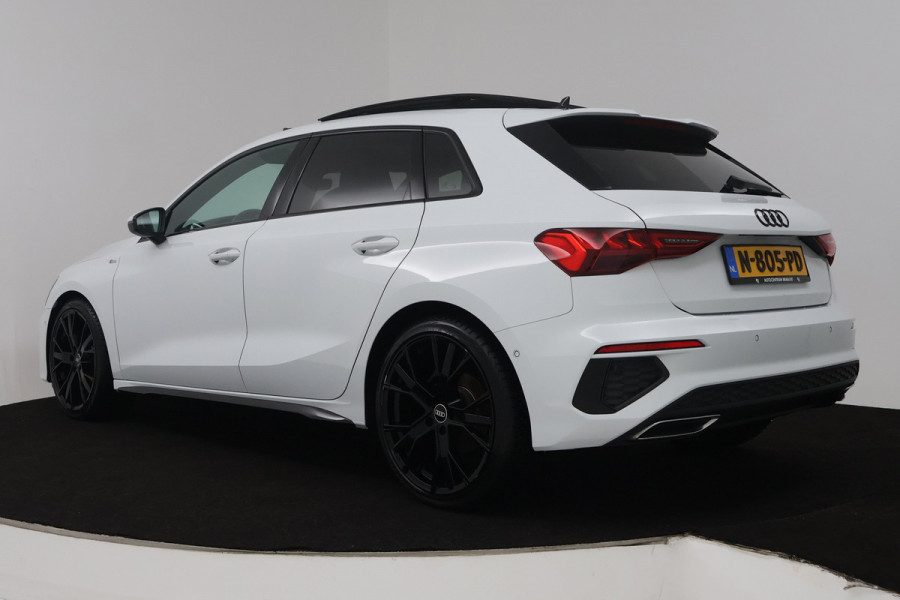 Audi A3 Sportback 30 TFSI S edition (PANORAMADAK, STOELVERWARMING, DIGITALE COCKPIT, NAVIGATIE, LANE-ASSIST, PARKEERSENSOREN)