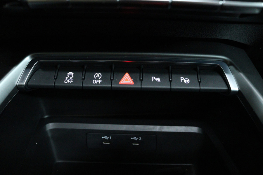 Audi A3 Sportback 30 TFSI S edition (PANORAMADAK, STOELVERWARMING, DIGITALE COCKPIT, NAVIGATIE, LANE-ASSIST, PARKEERSENSOREN)