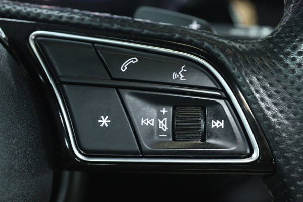 Audi A3 Sportback 30 TFSI S edition (PANORAMADAK, STOELVERWARMING, DIGITALE COCKPIT, NAVIGATIE, LANE-ASSIST, PARKEERSENSOREN)