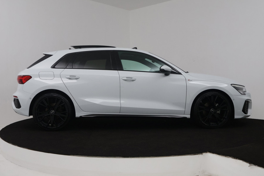 Audi A3 Sportback 30 TFSI S edition (PANORAMADAK, STOELVERWARMING, DIGITALE COCKPIT, NAVIGATIE, LANE-ASSIST, PARKEERSENSOREN)