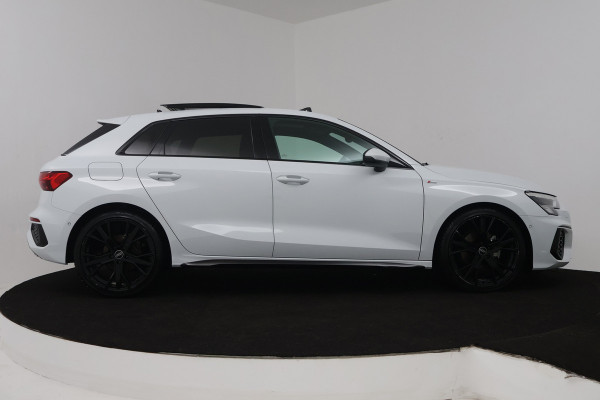 Audi A3 Sportback 30 TFSI S edition (PANORAMADAK, STOELVERWARMING, DIGITALE COCKPIT, NAVIGATIE, LANE-ASSIST, PARKEERSENSOREN)