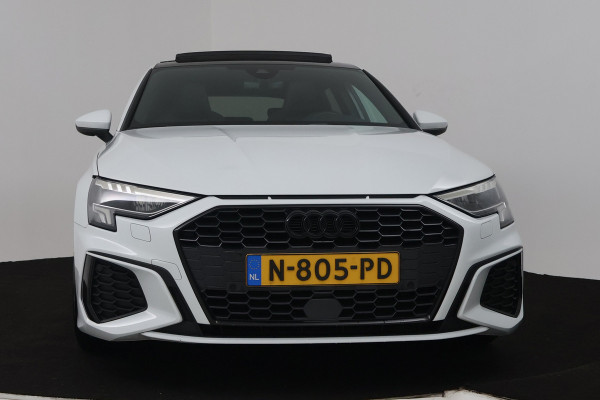 Audi A3 Sportback 30 TFSI S edition (PANORAMADAK, STOELVERWARMING, DIGITALE COCKPIT, NAVIGATIE, LANE-ASSIST, PARKEERSENSOREN)