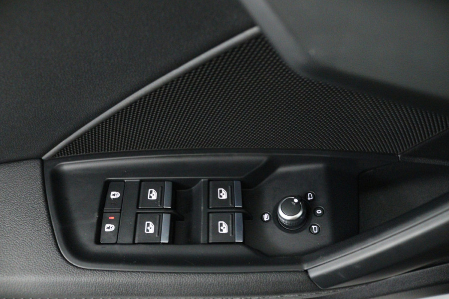 Audi A3 Sportback 30 TFSI S edition (PANORAMADAK, STOELVERWARMING, DIGITALE COCKPIT, NAVIGATIE, LANE-ASSIST, PARKEERSENSOREN)