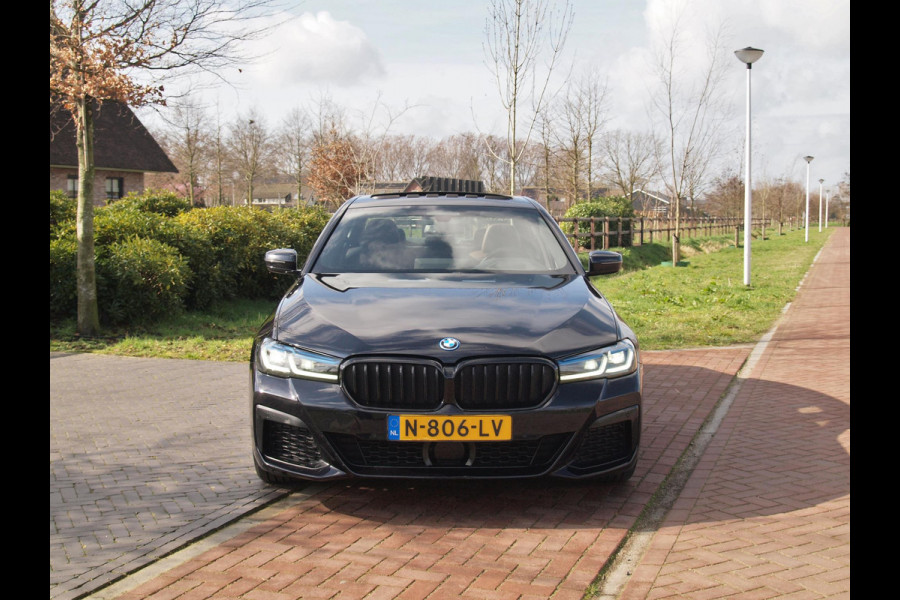 BMW 5 Serie 545e xDrive Business Edition Plus | M-Pakket | Schuifdak | Massage stoelen | Head-Up Display | Camera | NL-Auto |