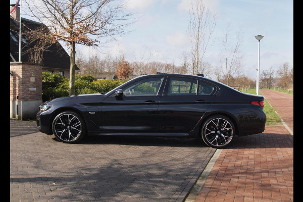 BMW 5 Serie 545e xDrive Business Edition Plus | M-Pakket | Schuifdak | Massage stoelen | Head-Up Display | Camera | NL-Auto |