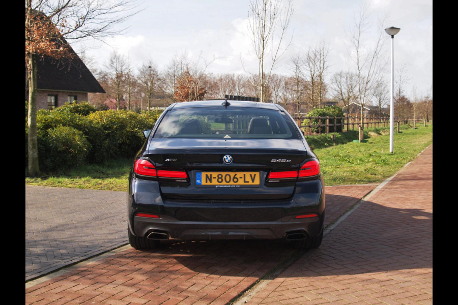 BMW 5 Serie 545e xDrive Business Edition Plus | M-Pakket | Schuifdak | Massage stoelen | Head-Up Display | Camera | NL-Auto |