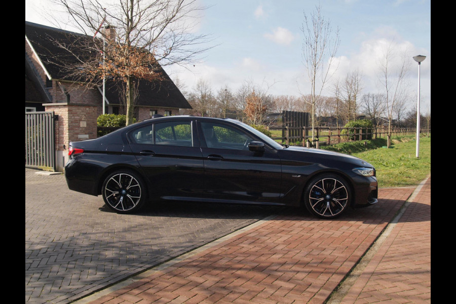 BMW 5 Serie 545e xDrive Business Edition Plus | M-Pakket | Schuifdak | Massage stoelen | Head-Up Display | Camera | NL-Auto |