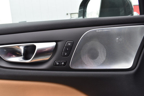 Volvo V60 T6 350PK Plug-in hybrid AWD Ultra Dark | Demo | Blis | Stoelventilatie | Massage Stoelen | Panodak | 360 Camera | B&W