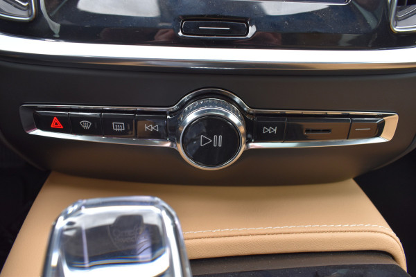 Volvo V60 T6 350PK Plug-in hybrid AWD Ultra Dark | Demo | Blis | Stoelventilatie | Massage Stoelen | Panodak | 360 Camera | B&W