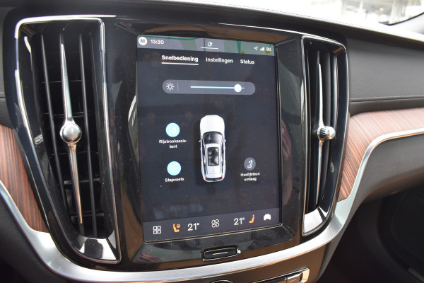Volvo V60 T6 350PK Plug-in hybrid AWD Ultra Dark | Demo | Blis | Stoelventilatie | Massage Stoelen | Panodak | 360 Camera | B&W