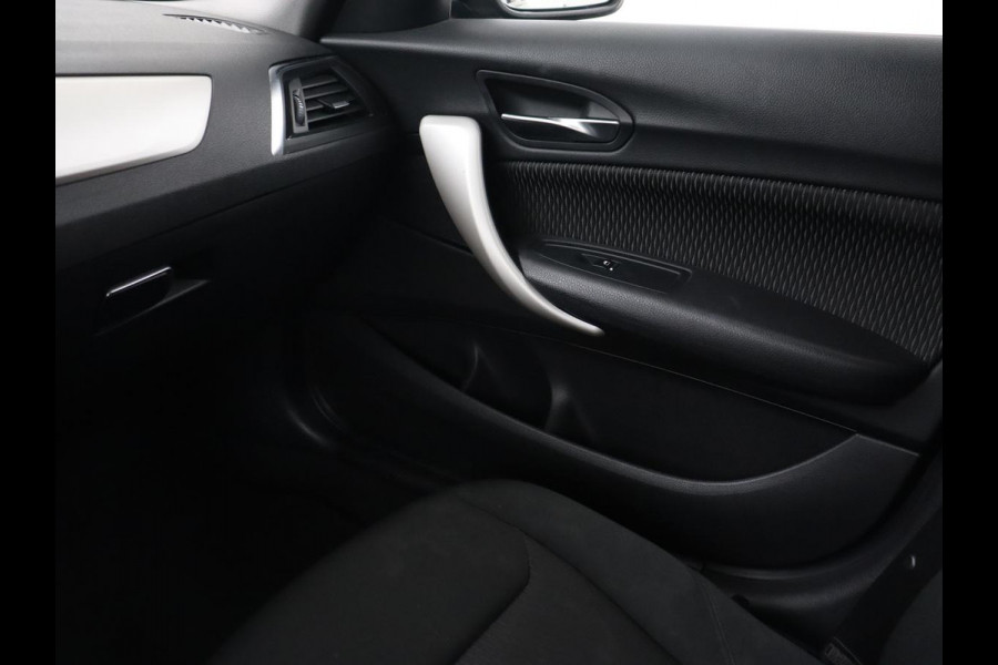 BMW 1-serie 116d | Navigatie | Parkeerhulp | Airco | Cruise control | Bluetooth | Keyless Start