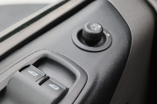 Ford Transit Custom 320 2.0 TDCI L2H1 Limited Leer, 3-Zits, Camera, Cruise, Apple Carplay, Verwarmde Voorruit, DAB, PDC