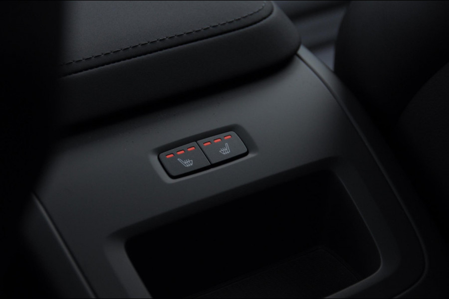 Volvo XC60 T6 350PK Automaat AWD Ultra Black Edition Facelift/ Head-up display/ Harman Kardon audio/ BLIS/ Elektrischbedienbare stoelen met geheugen / Panoramadak/ Adaptive cruise control/ Pilot assist/ Apple Carplay/ Android auto/