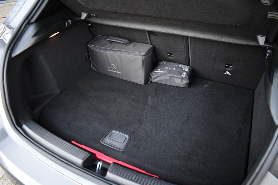 Mercedes-Benz A-Klasse 250 e AMG Pano Distronic Night Carplay Multibeam-LED