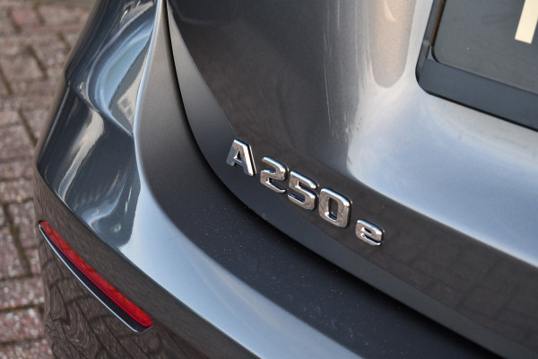 Mercedes-Benz A-Klasse 250 e AMG Pano Distronic Night Carplay Multibeam-LED