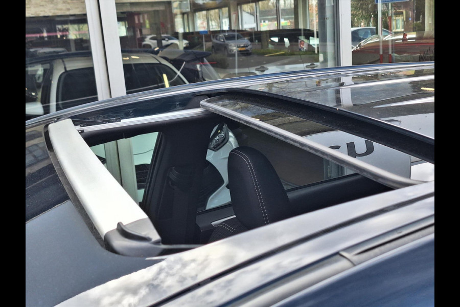 Toyota RAV4 2.5 Hybrid AWD Black Edition | Schuifdak, Treeplanken, Dodehoekherkenning, Keyless, Parkeersensoren, Elektrische achterklep