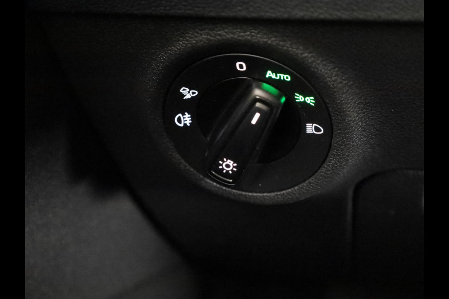 Škoda Karoq 1.5 TSI ACT Sportline Business 150 pk Automaat (DSG) | Verlengde garantie | Navigatie | Panoramadak | Parkeersensoren | Achteruitrijcamera | Stoelverwarming |