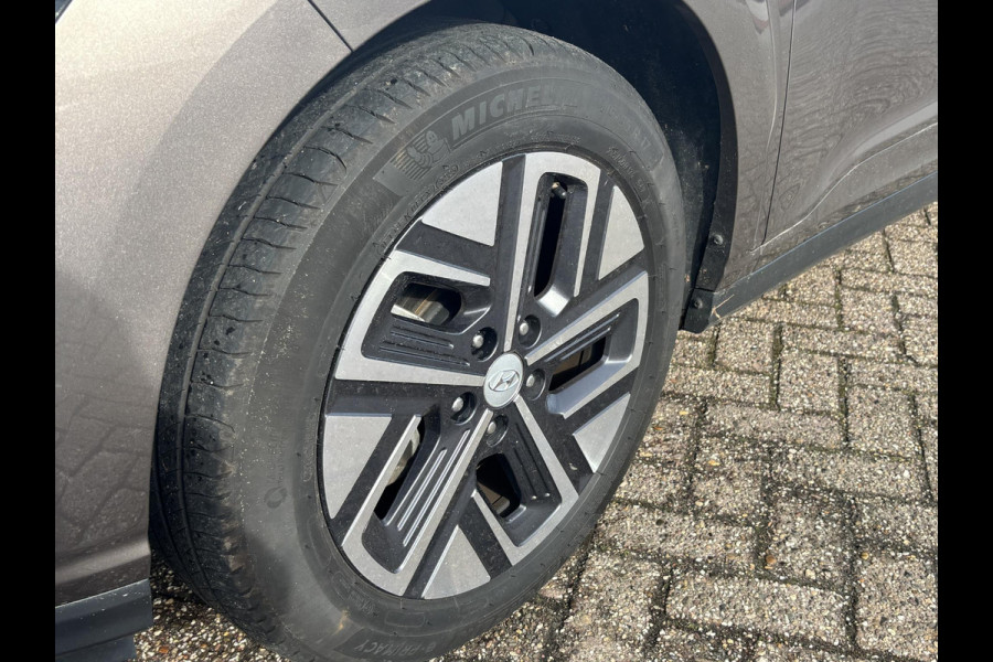 Hyundai Kona EV Fashion 64 kWh | Trekhaak | Head-Up Display | Keyless entry | Navigatie | SCI