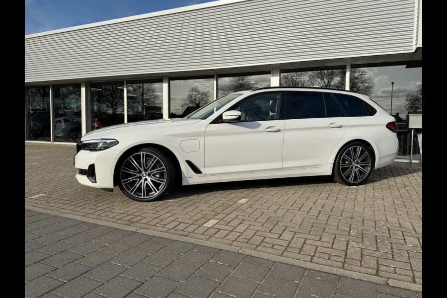 BMW 5 Serie Touring 530e xDrive Executive / Navi / Climate / Camera / Panormadak / Leder / 20"breedset