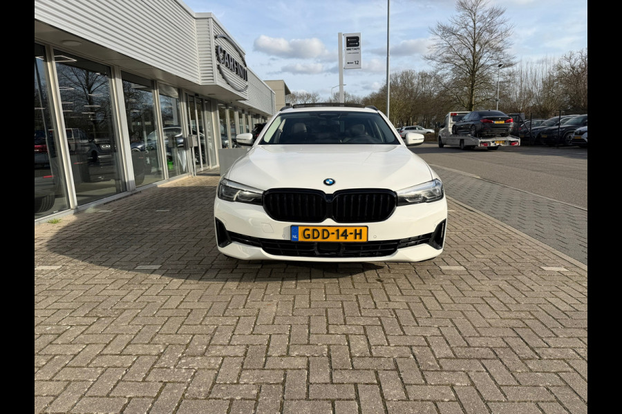 BMW 5 Serie Touring 530e xDrive Executive / Navi / Climate / Camera / Panormadak / Leder / 20"breedset
