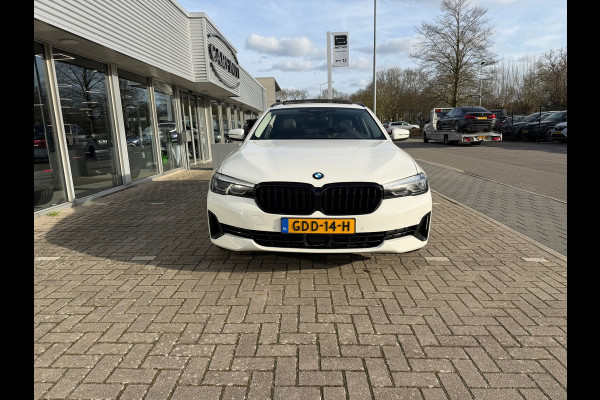 BMW 5 Serie Touring 530e xDrive Executive / Navi / Climate / Camera / Panormadak / Leder / 20"breedset