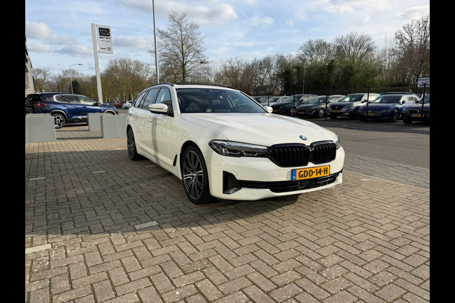 BMW 5 Serie Touring 530e xDrive Executive / Navi / Climate / Camera / Panormadak / Leder / 20"breedset